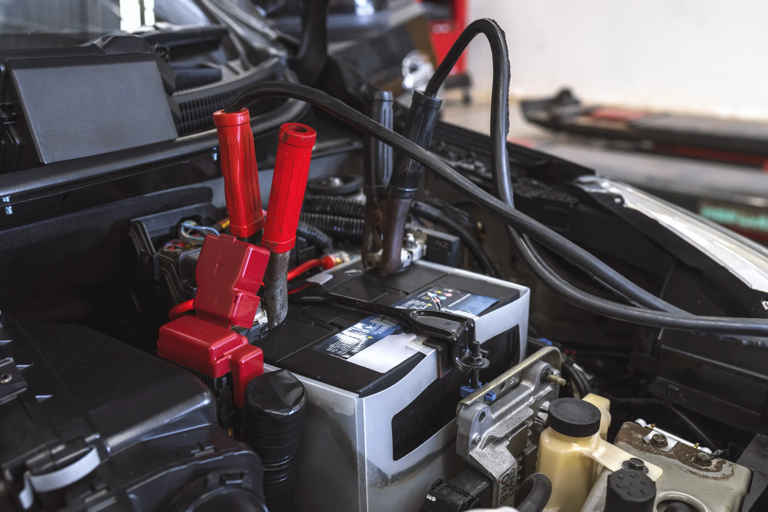 Correct jumper cable connection order for car battery jump-starting