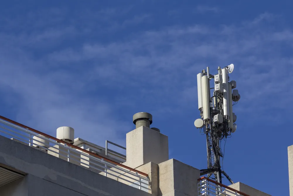 E-Band 5G Backhaul Link Setup E-Band rooftop point-to-point link for 5G backhaul in urban environment