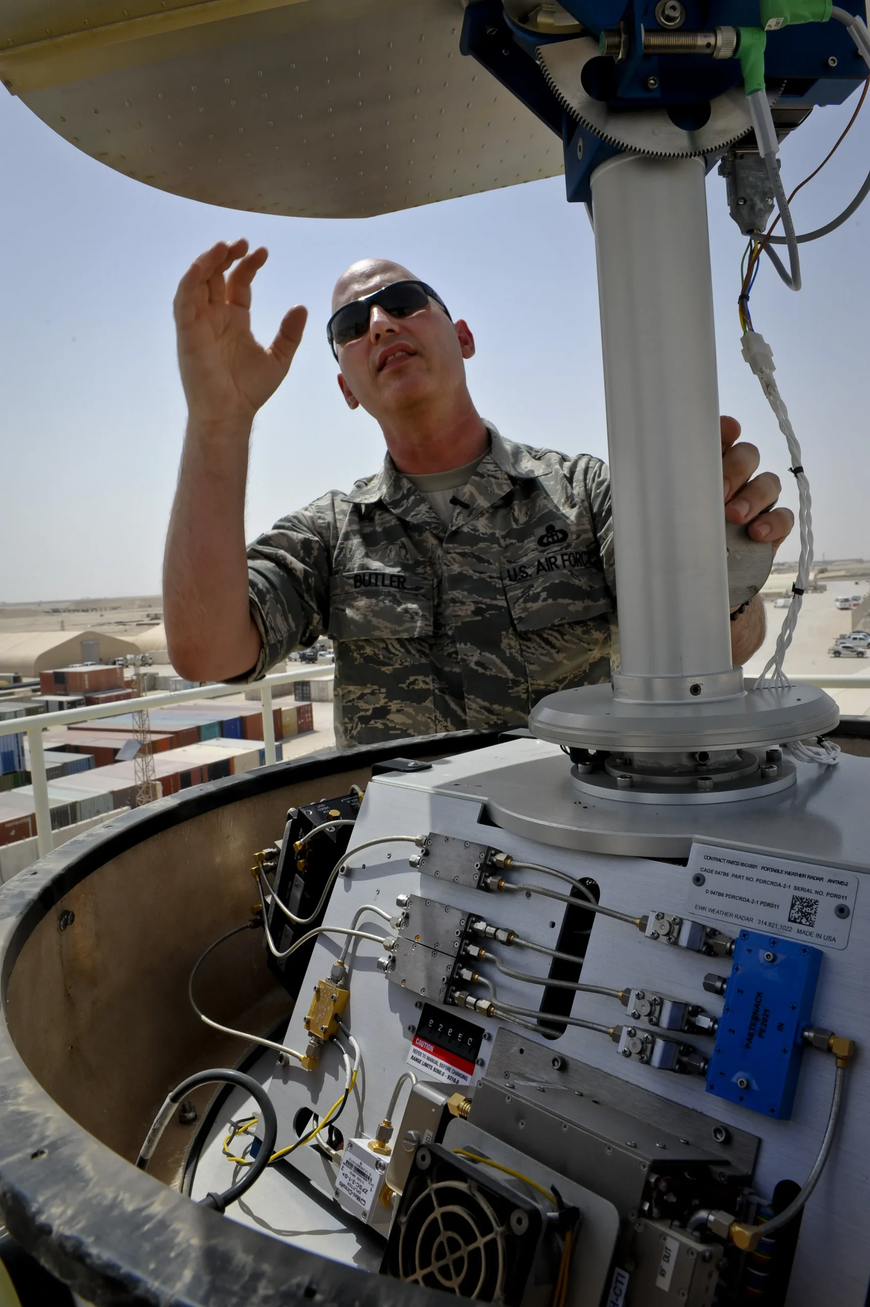 Military radar array device featuring panelized antenna elements and RF modules