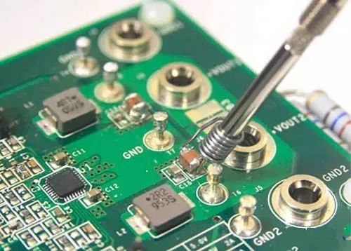 Diagram or photo demonstrating the correct technique for measuring switch-node voltage waveforms using a coax probe tip and a short ground spring. Diagram or photo demonstrating the correct technique for measuring switch-node voltage waveforms using a coax probe tip and a short ground spring.