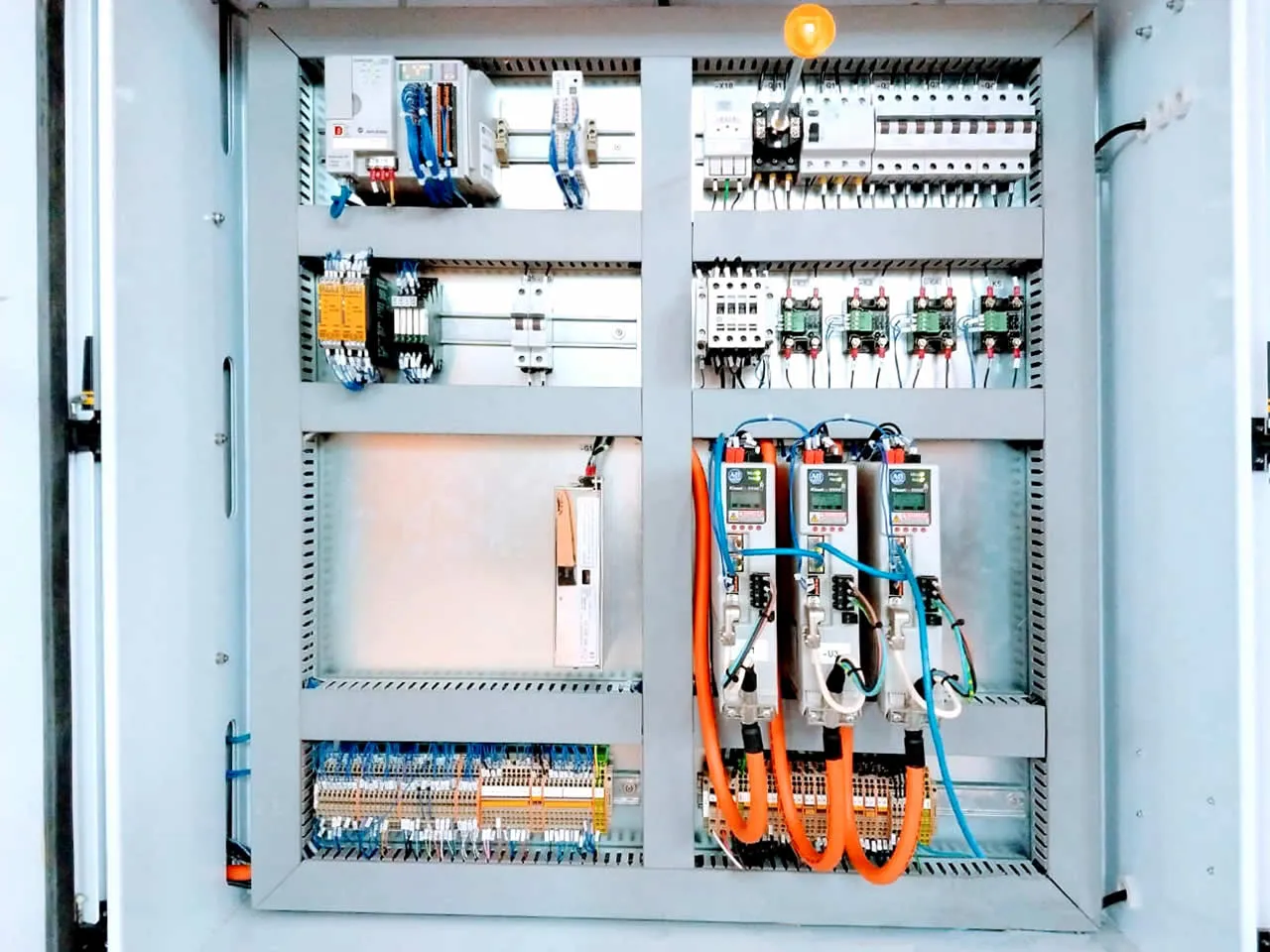 Illustration of the problem of high-voltage arcing or voltage spikes generated when a 12V relay or motor is switched off, possibly including an oscilloscope display of spike waveforms or a visual representation of arcing.