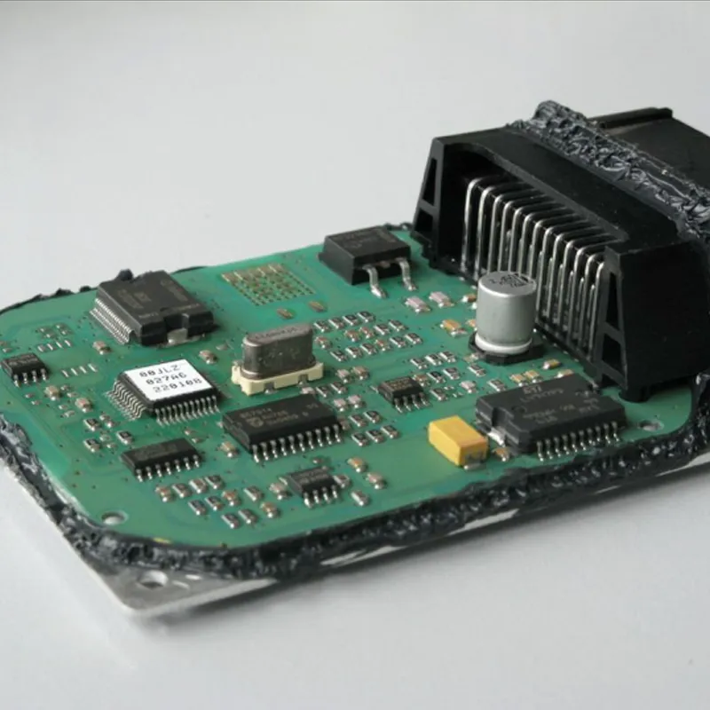 A practical test scene photo showing the validation of an RC snubber's performance on a lab bench using an oscilloscope (with a ground spring and coaxial probe). A practical test scene photo showing the validation of an RC snubber's performance on a lab bench using an oscilloscope (with a ground spring and coaxial probe).