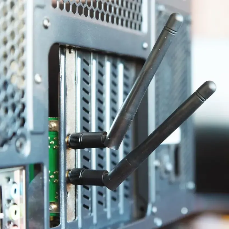 An image showing the WiFi antenna cable in a practical application scenario, correctly installed and routed in real equipment such as a router, access point, or industrial gateway. An image showing the WiFi antenna cable in a practical application scenario, correctly installed and routed in real equipment such as a router, access point, or industrial gateway.