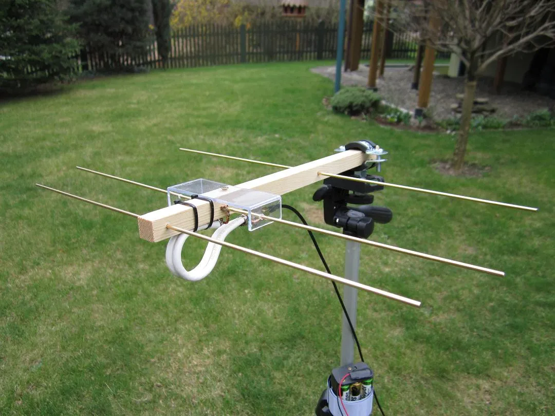 Schematic diagram of minimum spacing required for multi-antenna coexistence within a device. Schematic diagram of minimum spacing required for multi-antenna coexistence within a device.