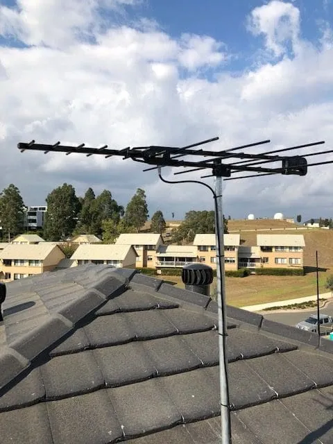 Diagram of drip loop and waterproof sealing for antenna cables in semi-outdoor scenarios. Diagram of drip loop and waterproof sealing for antenna cables in semi-outdoor scenarios.