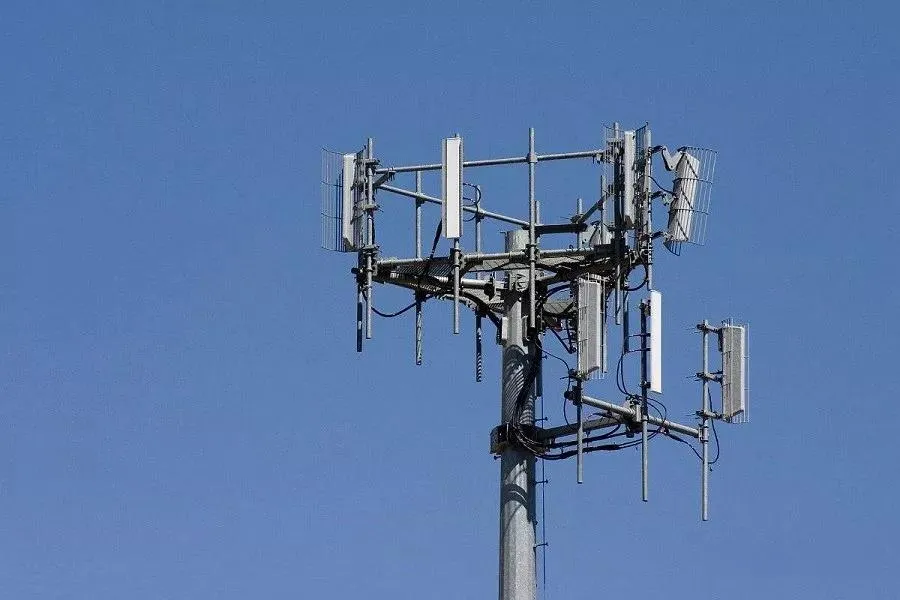 Overview of outdoor mast-mount antenna types: omnidirectional, high-gain collinear, and device-mount whip antennas. Overview of outdoor mast-mount antenna types: omnidirectional, high-gain collinear, and device-mount whip antennas.