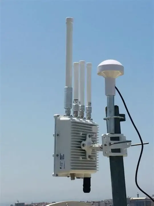 Overview diagram of outdoor omnidirectional antenna deployment scenarios, showing installations on masts, rooftops, etc. Overview diagram of outdoor omnidirectional antenna deployment scenarios, showing installations on masts, rooftops, etc.