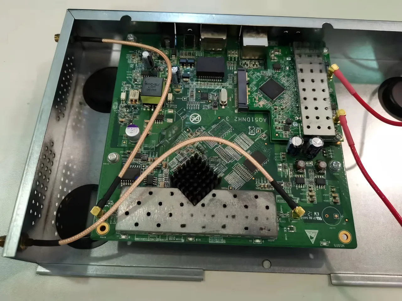 Schematic diagram of internal coaxial cable routing and strain relief Schematic diagram of internal coaxial cable routing and strain relief