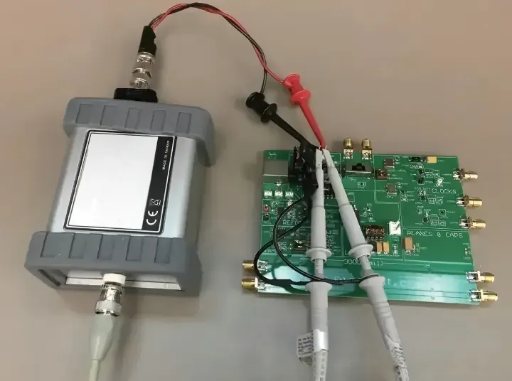 Photograph of a test bench with a spectrum analyzer (BNC port) connected to an RF module (SMA port) via a BNC to SMA cable Photograph of a test bench with a spectrum analyzer (BNC port) connected to an RF module (SMA port) via a BNC to SMA cable