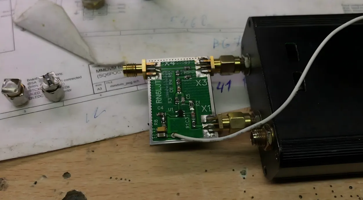 Photograph of a test bench with a spectrum analyzer (BNC port) connected to an RF module (SMA port) via an SMA to BNC adapter Photograph of a test bench with a spectrum analyzer (BNC port) connected to an RF module (SMA port) via an SMA to BNC adapter