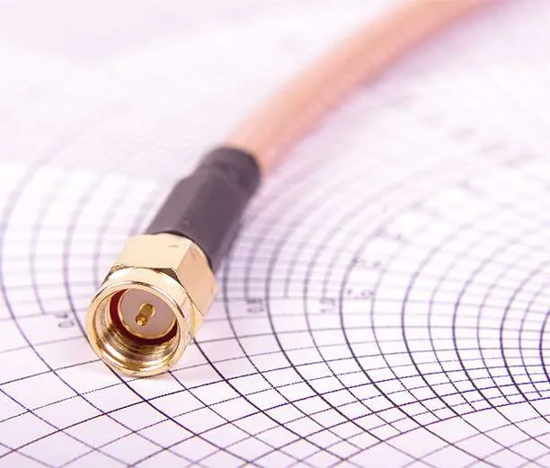 Diagram illustrating that connectors and adapters add insertion loss to the RF path, alongside cable loss Diagram illustrating that connectors and adapters add insertion loss to the RF path, alongside cable loss