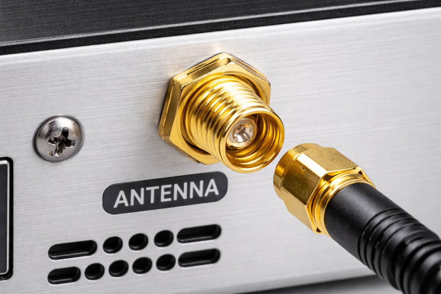 Diagram showing an MMCX to SMA cable routed inside an enclosure, with the SMA connector panel-mounted and the MMCX connector on the PCB Diagram showing an MMCX to SMA cable routed inside an enclosure, with the SMA connector panel-mounted and the MMCX connector on the PCB