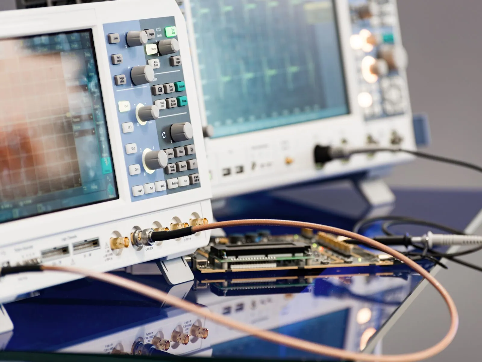 Diagram showing an SMA to BNC cable connecting an SMA device to a BNC instrument on a workbench Diagram showing an SMA to BNC cable connecting an SMA device to a BNC instrument on a workbench