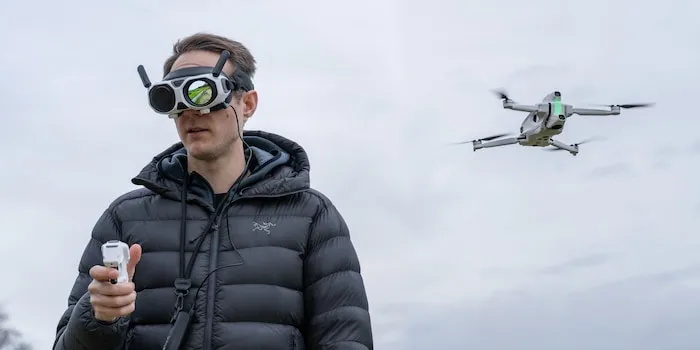 Diagram showing a drone banking in flight with an LHCP antenna while goggles have RHCP, causing signal drop during turns Diagram showing a drone banking in flight with an LHCP antenna while goggles have RHCP, causing signal drop during turns