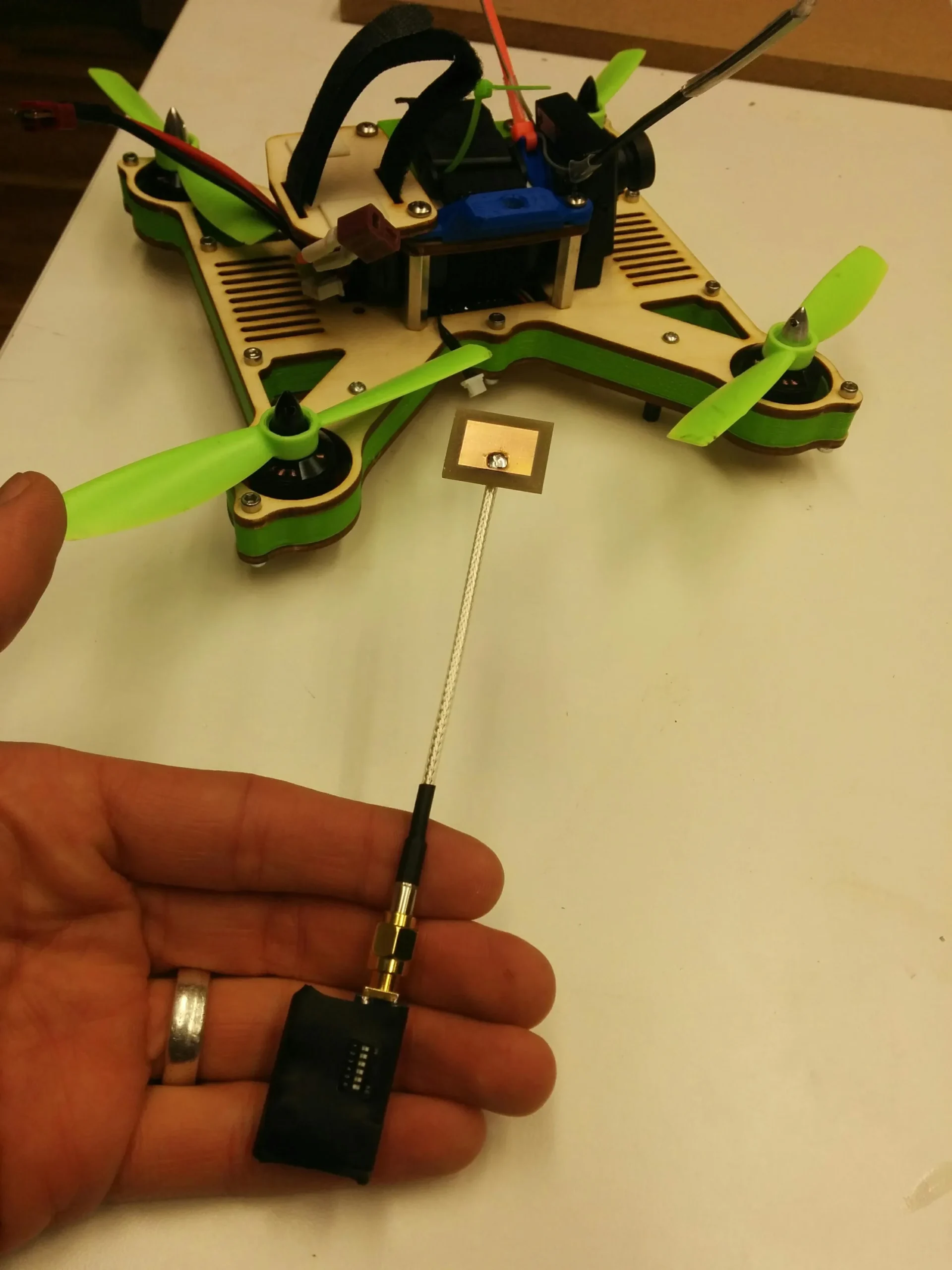 Illustration of a compact patch antenna with a directional radiation pattern, commonly used in FPV ground stations Illustration of a compact patch antenna with a directional radiation pattern, commonly used in FPV ground stations