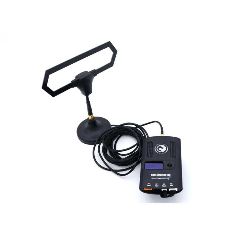 Close-up comparison of SMA and RP-SMA connectors with arrows pointing to center pin and socket differences Close-up comparison of SMA and RP-SMA connectors with arrows pointing to center pin and socket differences