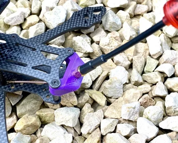 Close-up of a stubby RHCP antenna with molded housing mounted on a compact FPV frame Close-up of a stubby RHCP antenna with molded housing mounted on a compact FPV frame