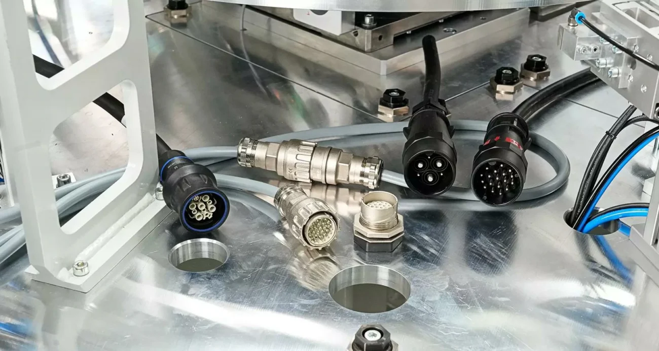 Industrial aviation connectors and multi-pin circular cable assemblies installed on automation equipment Industrial aviation connectors and multi-pin circular cable assemblies installed on automation equipment