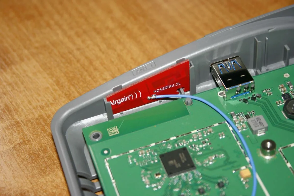 Micro coax cable connecting an internal PCB antenna to a wireless device mainboard Micro coax cable connecting an internal PCB antenna to a wireless device mainboard