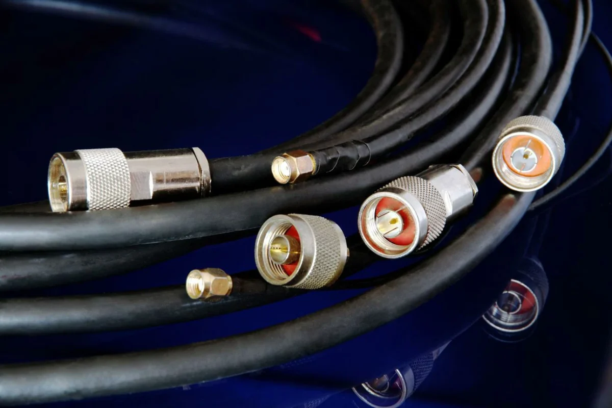 RF coaxial cable assemblies with different connector sizes and interfaces RF coaxial cable assemblies with different connector sizes and interfaces