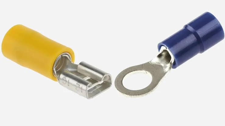 Comparison between ring terminal and spade terminal connectors for electrical wiring systems Comparison between ring terminal and spade terminal connectors for electrical wiring systems