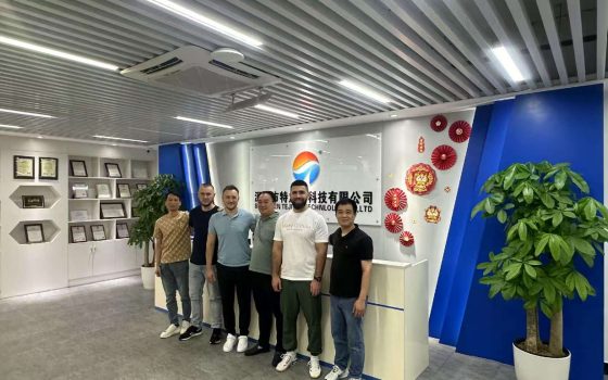 Group photo of TEJTE staff and visiting customers at the company reception.